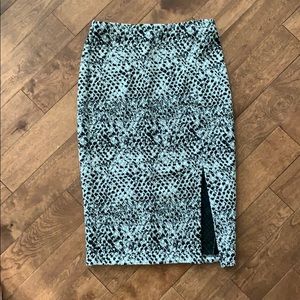 Pencil skirt with a slit, animal snake pattern